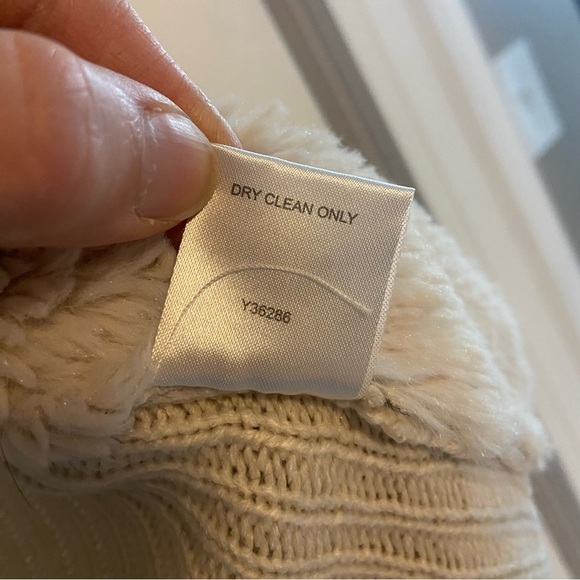 Romeo & Juliet Couture Sherpa winter vest - in great condition - women’s size M - Picture 6 of 7